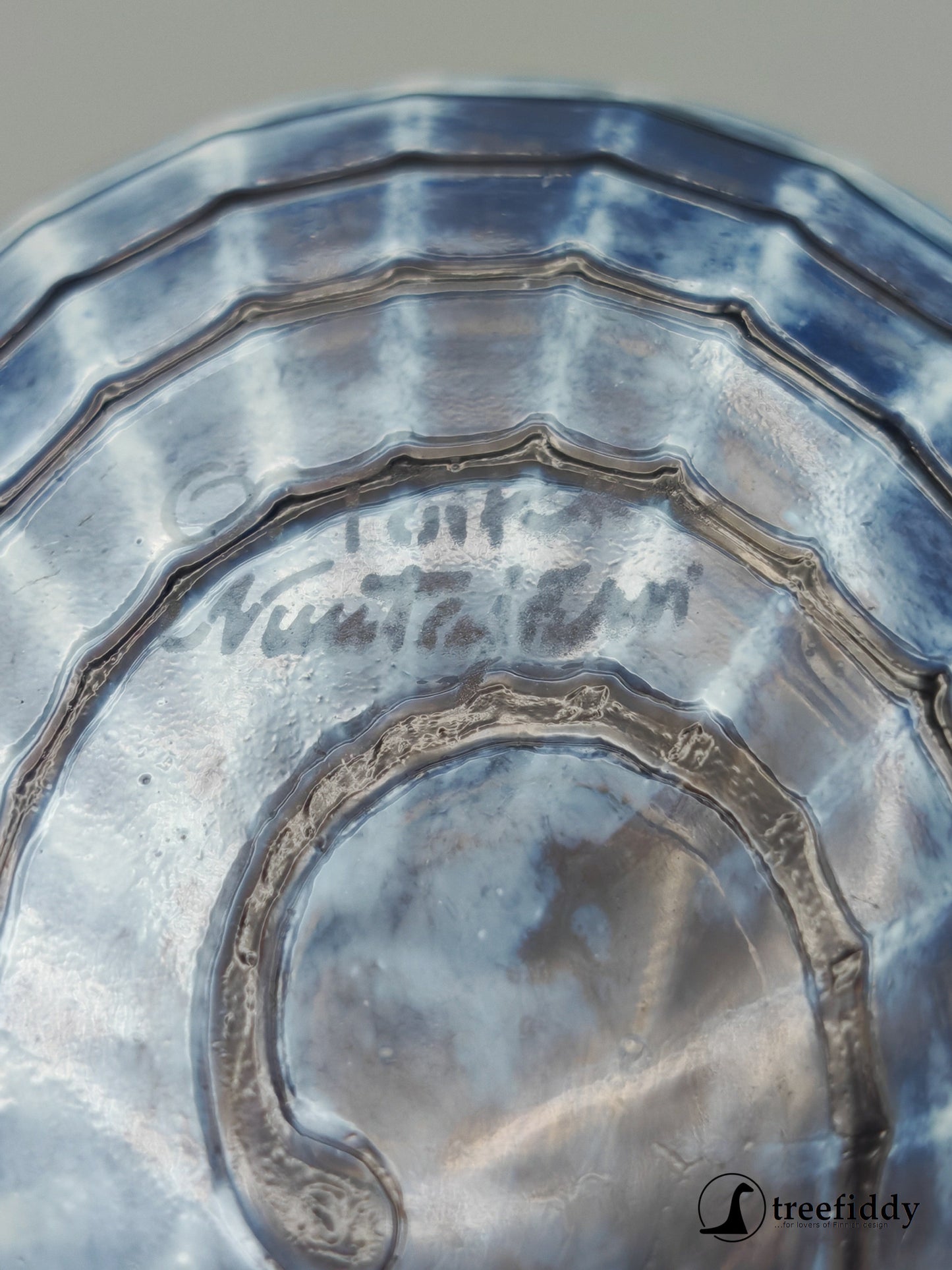 Lasilintu, Mustakurkku-uikku, Oiva Toikka